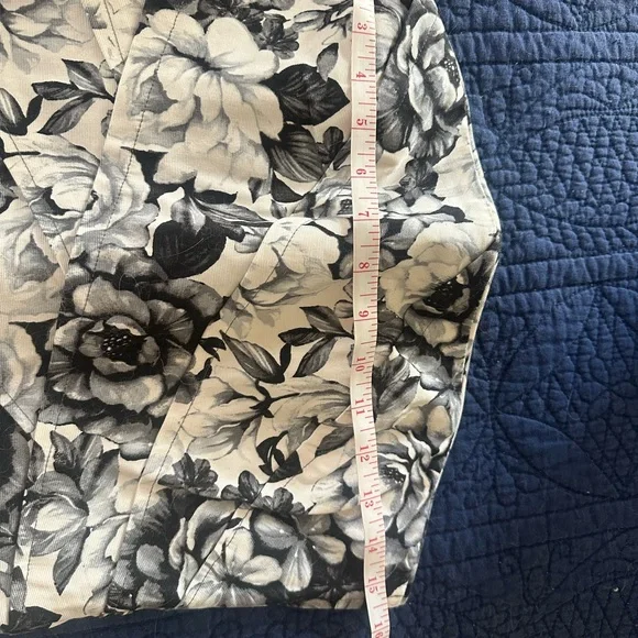 White House Black Market Monochrome Floral Top - Picture 6 of 6